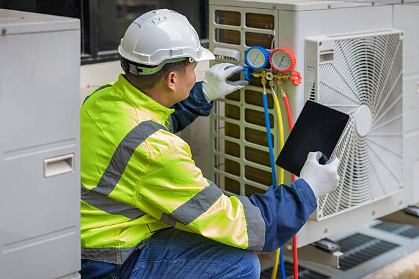 Professional Hvac technician working in Kewaskum, WI